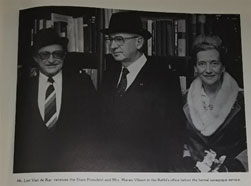 Mr van der Kar greeting State President and Mrs Marais Viljoen in the Rabbiâs office before the service