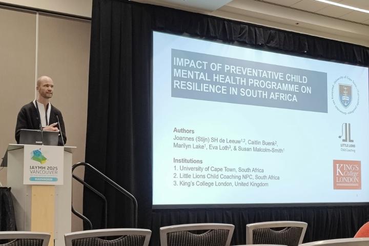 Stijn presenting on little lions