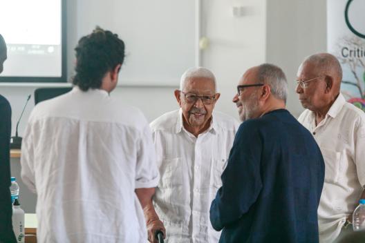 Top President Pedro Pires chatting (in the middle) with Malik Dasoo (The African Climate Foundation) and Prof. Carlos Lopes (blue shirt).