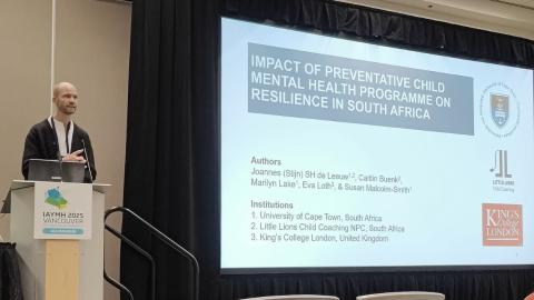 Stijn presenting on little lions