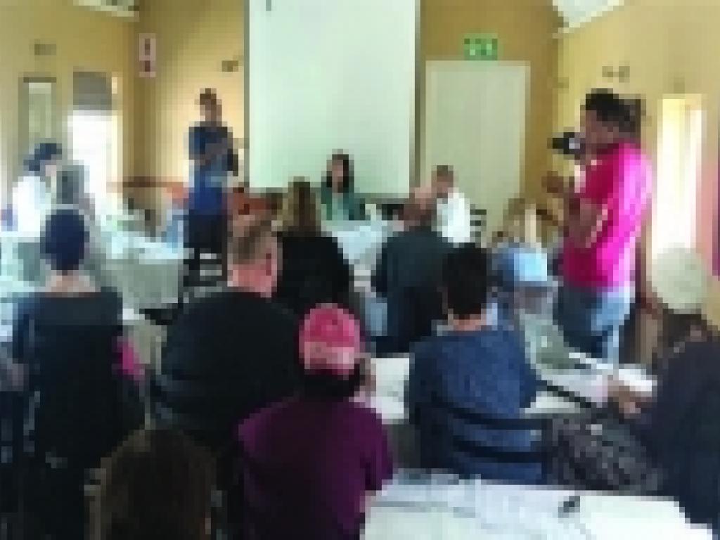 Thokozani Mhlambi presents to the workshop.